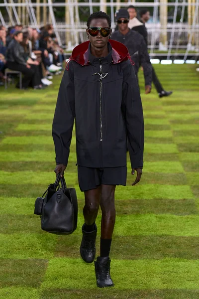 Look 15
